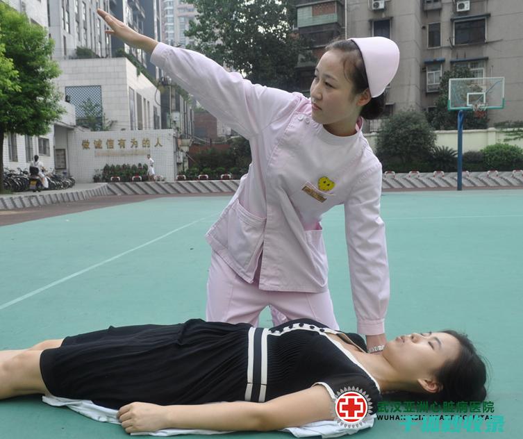 紧急呼救手势：在危急时刻求生的必备技能 (紧急呼救手势图片)